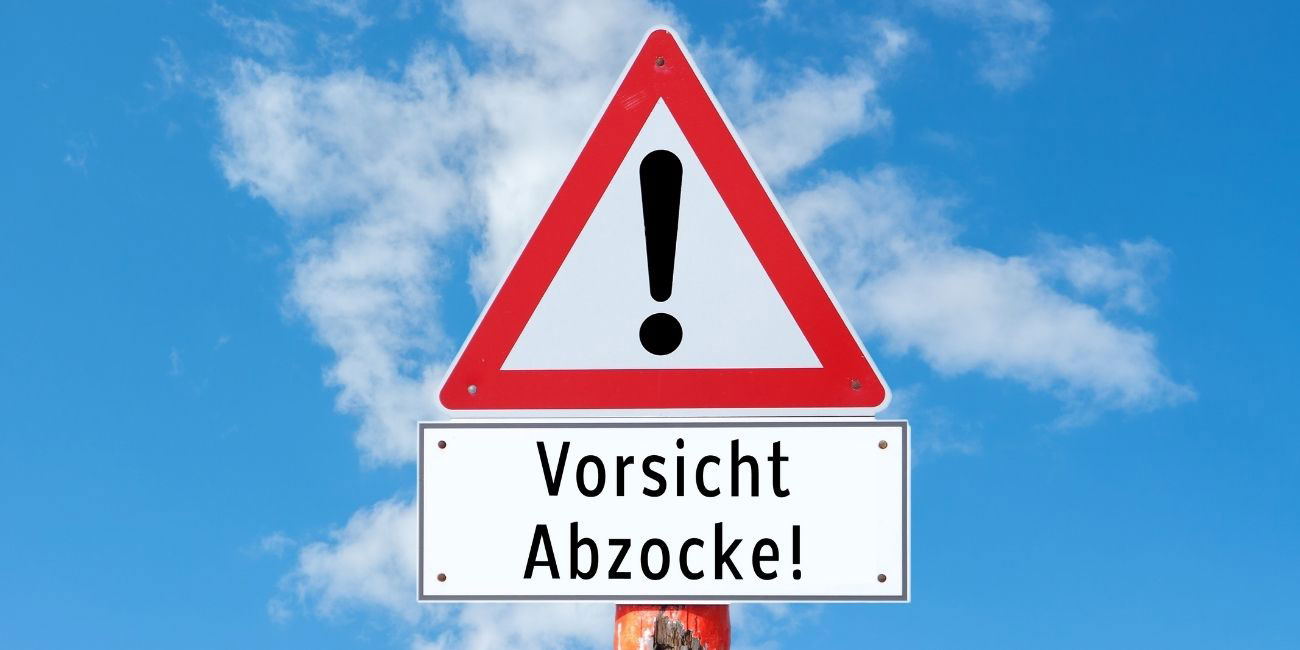 Schild Vorsicht Abzocke: So schützen Sie Ihr Unternehmen vor teuren Ping-Anrufen